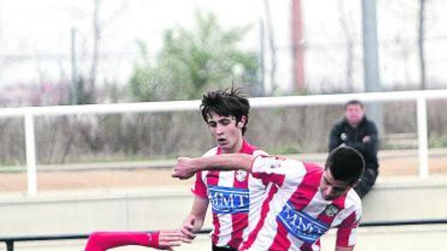 Dos jugadores disputan el balón ayer en el anexo del Ruta de la Plata.