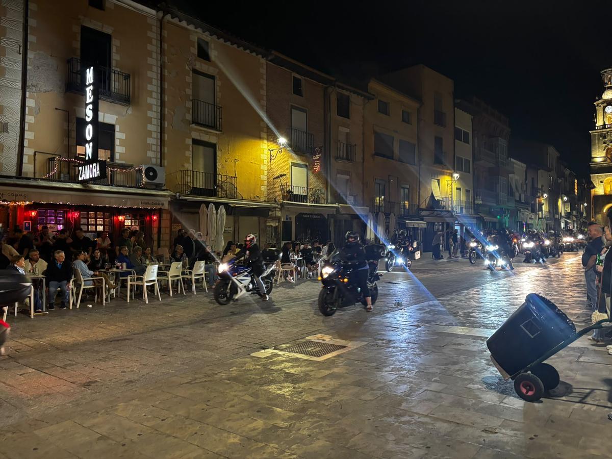 Toro se rinde al motor: emotivo desfile de antorchas y homenaje en la Plaza Mayor
