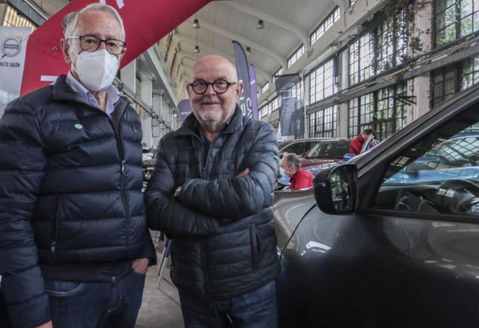 Miguel Alonso y Fernando Fernández –de izquierda a derecha– consideran que es muy pronto para los vehículos eléctricos. “Está todavía un poco verde”, asegura el segundo, “ahora mismo el que más en auge está es el híbrido”.
