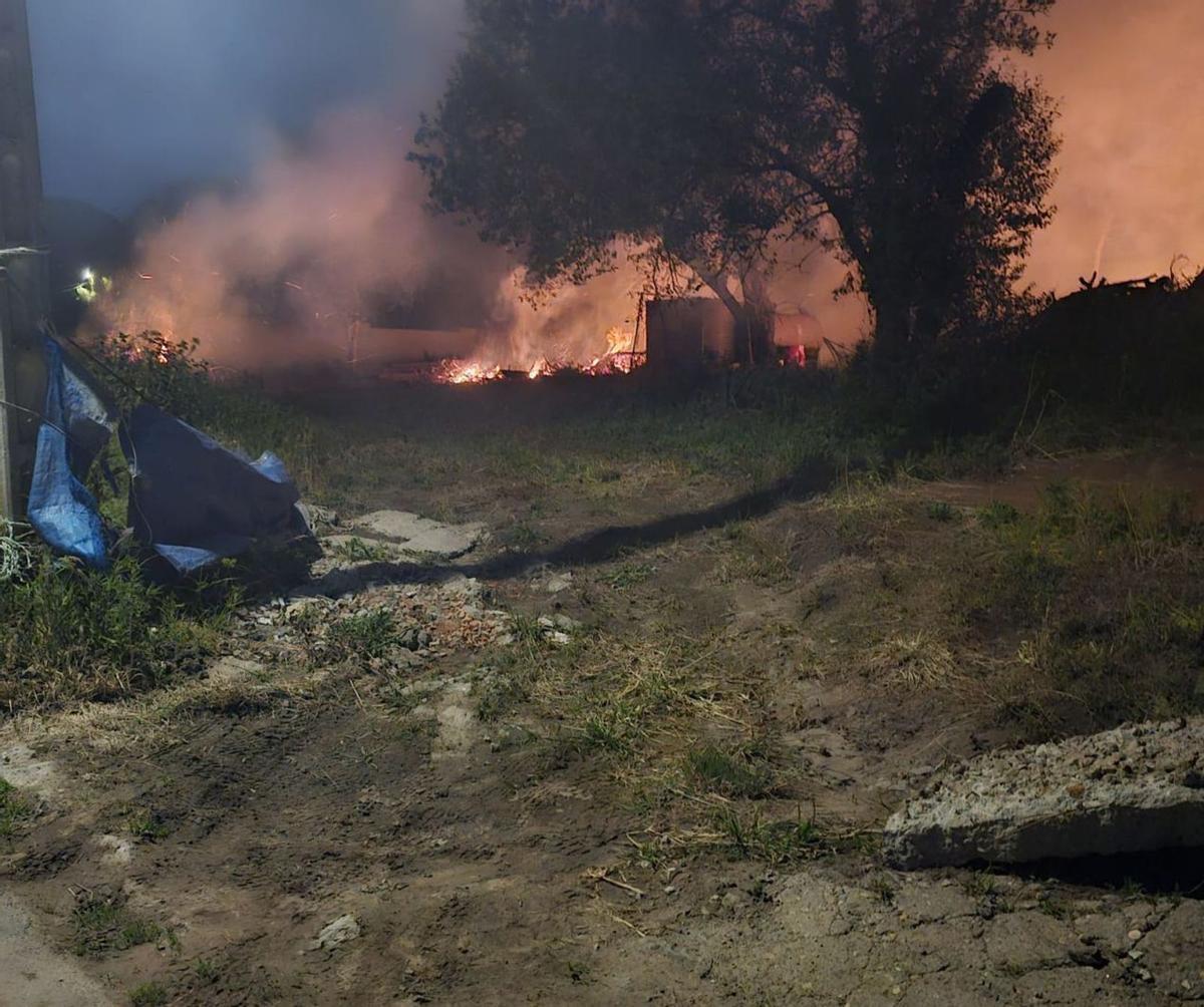 Incendio que provocó
el escape de una quema 
controlada en Couso,
en Meira.   | // FDV