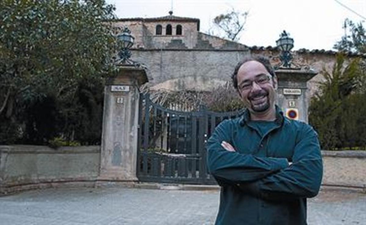 Art i menjarUna taula davant els ’Mistos’LI AGRADA PORTAR ELS SEUS AMICS A MENJAR AL RESTAURANT QUE HI HA AL COSTAT DE LA PECULIAR ESCULTURA D’HORTA-GUINARDÓ