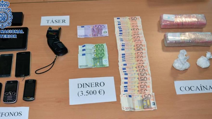 Droga, dinero y arma de descargas eléctricas intervenidas por la Policía.