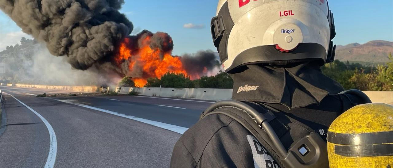 Un bombero divisa la humareda provocada por el incendio del tráiler en la A-23.