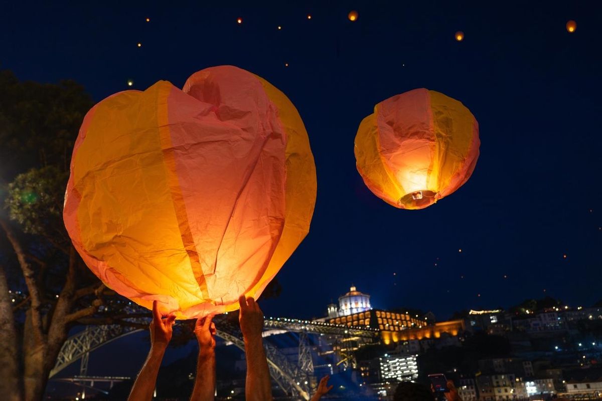 Lanzamiento de globos de San Juan en Oporto.