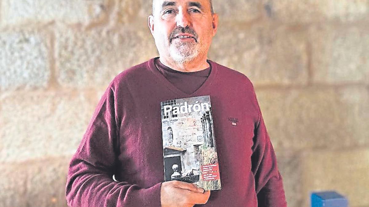 Manuel Garrido mostrando su guía sobre Padrón.