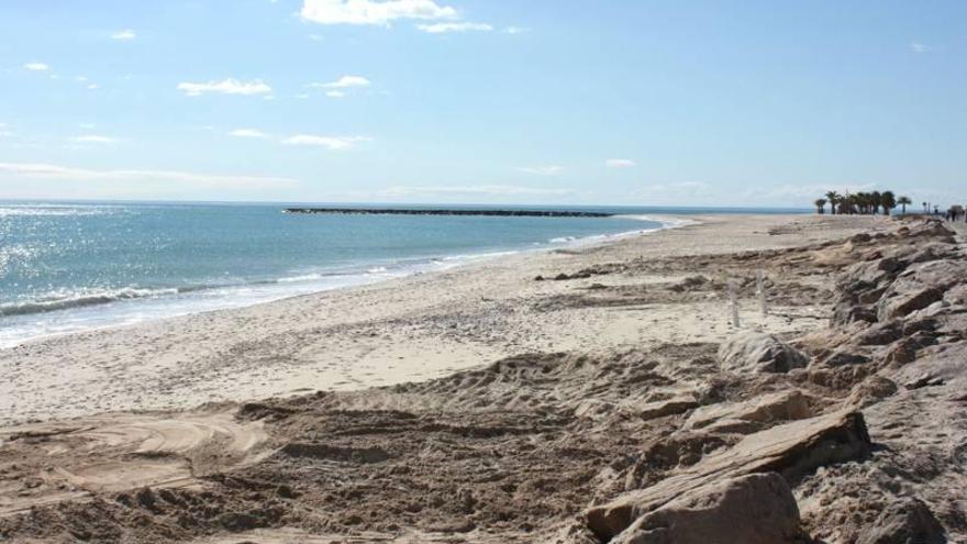 Almassora retira las rocas de la playa del Pla de la Torre