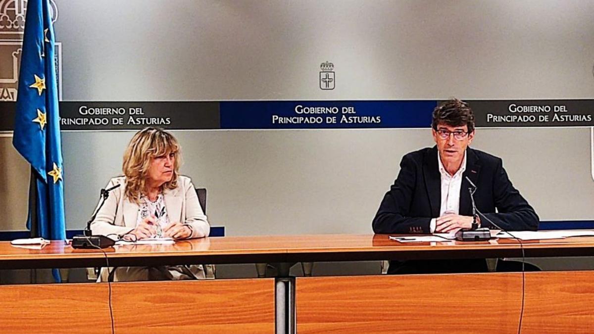 La directora general de Salud Pública, Lidia Clara Rodríguez, y el jefe del servicio de Salud Poblacional, José María Blanco, durante la rueda de prensa de ayer, en Oviedo. | LNE