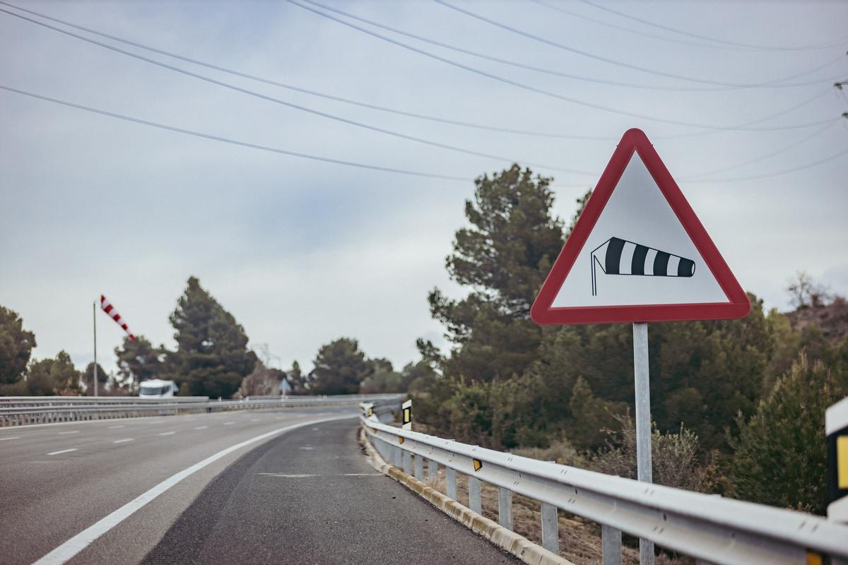 Una carretera afectada por el viento
