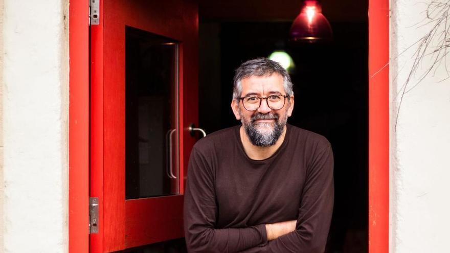 Leandro Lamas leva os clásicos da pintura ao seu particular universo na Coruña: "Hai un contraste artístico entre o que eu fago e os cadros da época"