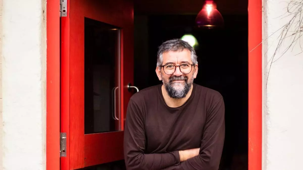 Leandro Lamas leva os clásicos da pintura ao seu particular universo na Coruña: "Hai un contraste artístico entre o que eu fago e os cadros da época"
