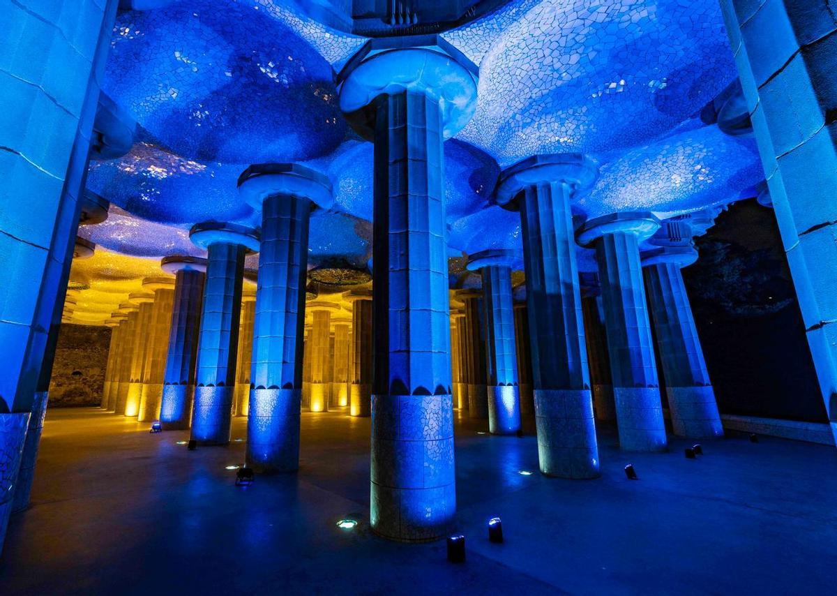 Iluminación azul en la Sala Hipòstila del Park Güell con motivo de la capitalidad mundial de la Arquitectura.
