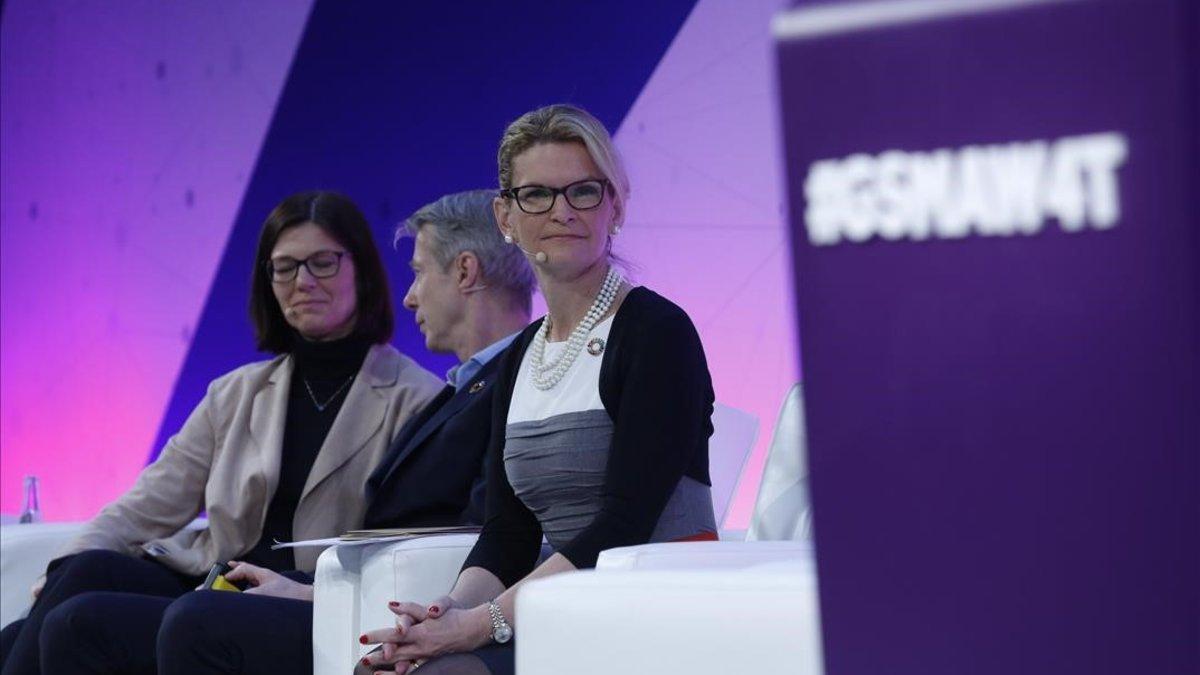 En primer plano, Doreen Bogdan-Martin, directora de la Unión Internacionald de Telecomunicaciones, en el Women4tech en el Mobile World Congress 2019.