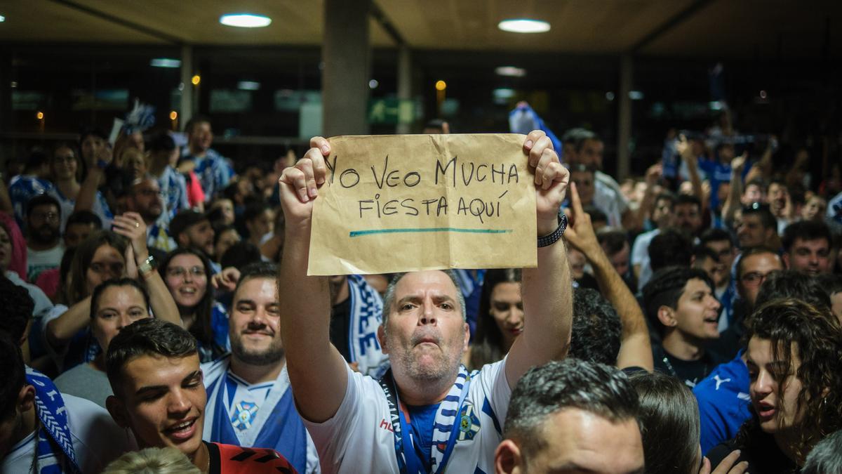 Un aficionado del Tenerife, el pasado sábado, esperando a la llegada del equipo del Ramis, con un cartel en el que se lee la frase de Viera.