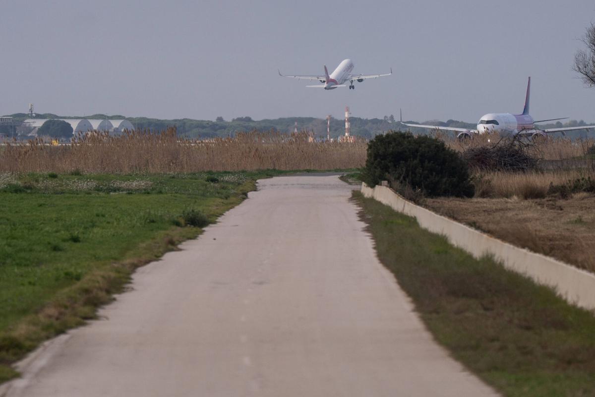 Un avión acabado de despegar desde el aeropuerto de Barcelona-El Prat.