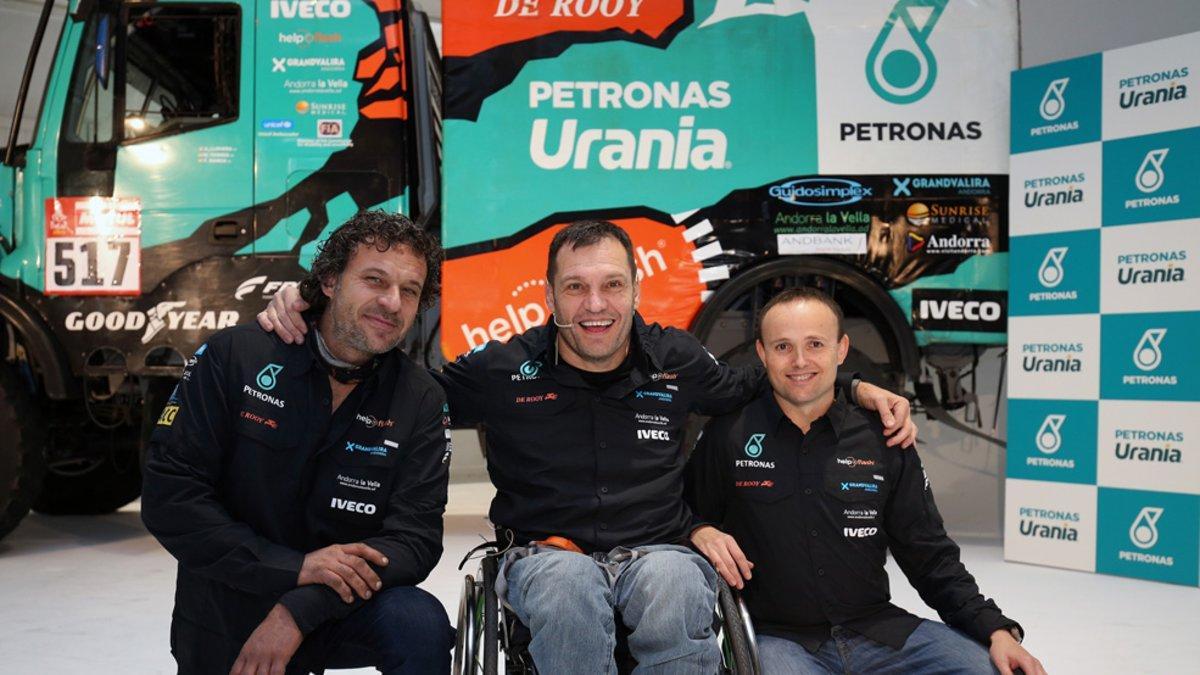 Albert Llovera, con el mecánico Marc Torres y el copiloto Ferran Marco