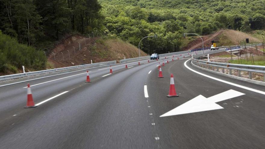 La calzada sentido Siero de la futura autovía de Riaño.