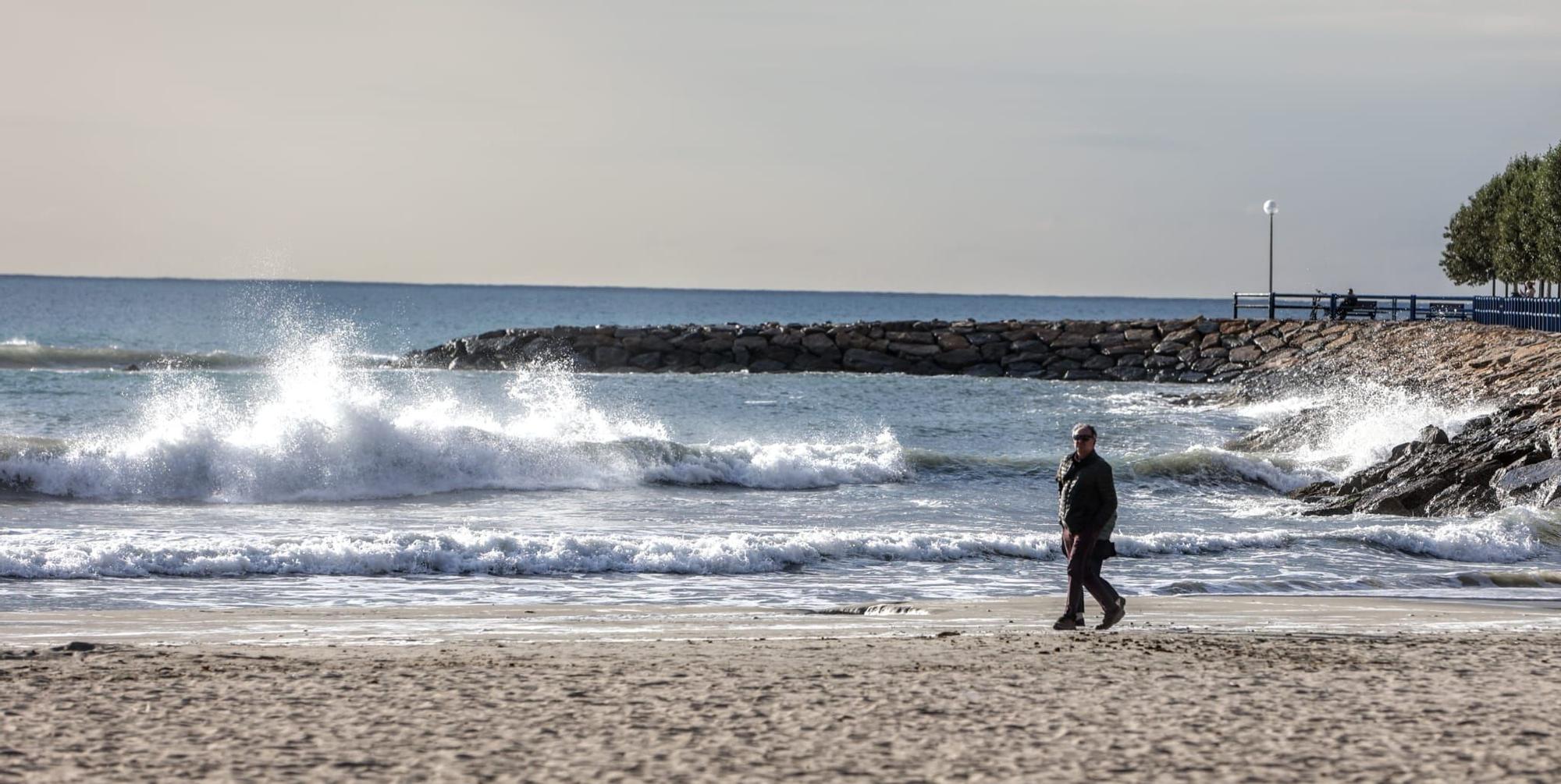 El temporal de Isaack golpea la playa del Postiguet de Alicante