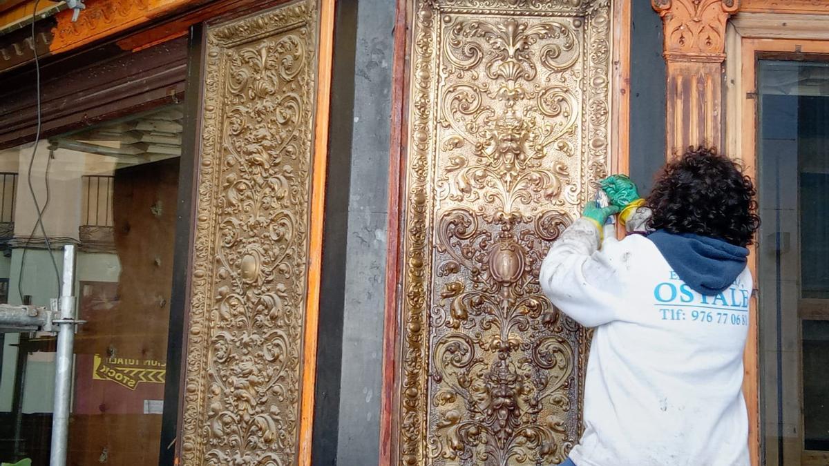 Trabajos de reparación de la fachada de la antigua joyería Aladrén.