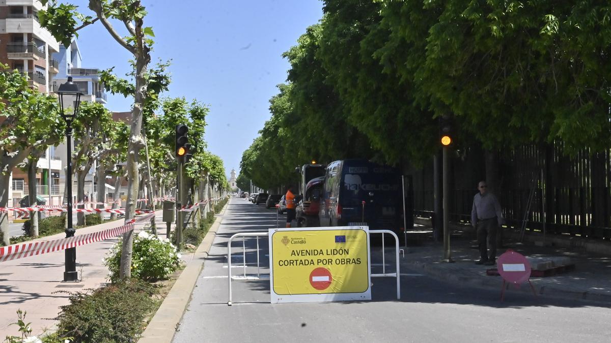 Cartel que anuncia el cierre al tráfico de este tramo de la avenida de Lledó.