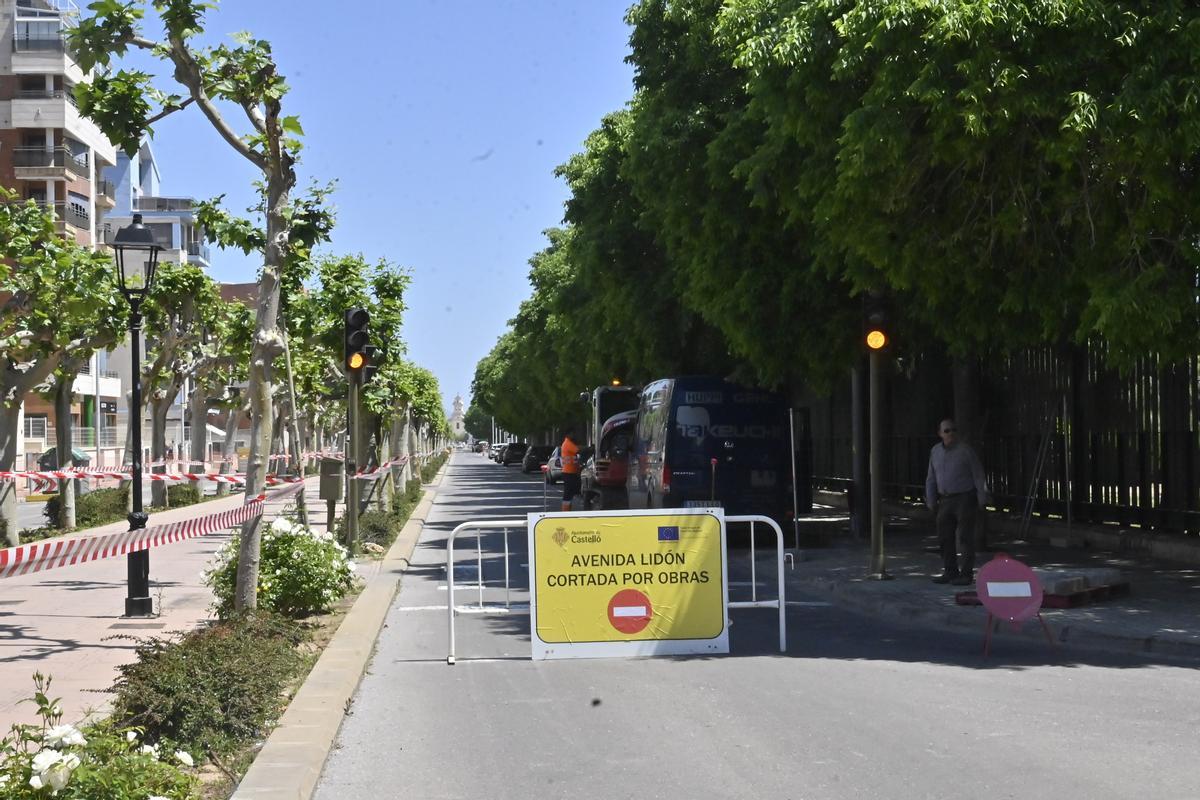 Cartel que anuncia el cierre al tráfico de este tramo de la avenida de Lledó.