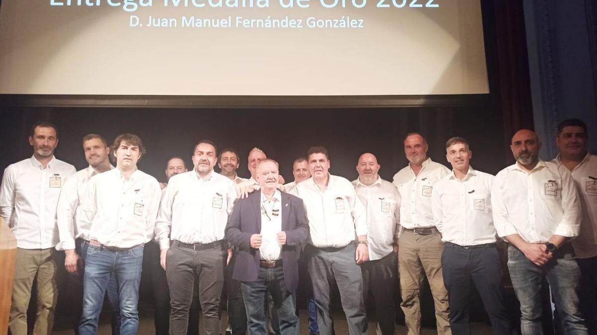 Juan Manuel Fernández, en el centro, con chaqueta, ayer, en el momento de recibir la Medalla de Oro de la Sociedad de Artesanos de Cangas del Narcea. | S. Arias