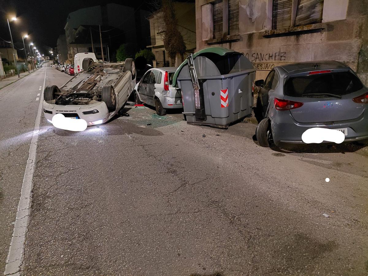 Una imagen del vehículo volcado con varios de los turismos afectados por el accidente.