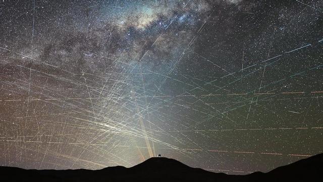 Una hora de satèl·lits sobre el nord del desert d’Atacama a Xile, l’octubre del 2025. | F. KAMPHUES, ESO / M. KORNMESSER