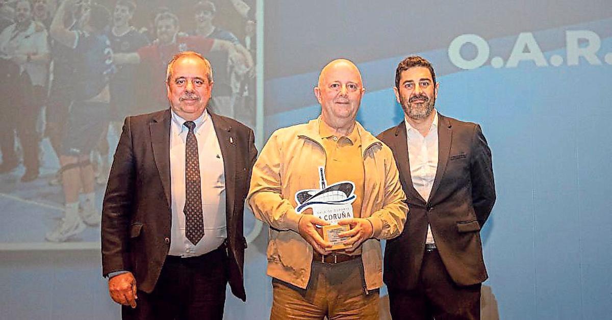 Manuel Vázquez, concejal de Deportes del Concello de A Coruña;  Mari Rodríguez, delegada del CPA Maxia; mejor club  de 2025, y Daniel Domínguez, director de LA OPINIÓN.
