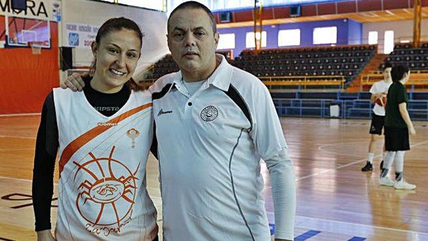 El entrenador Fran García, con la serbia Mirjana Beronja que debutará mañana con el equipo naranja.