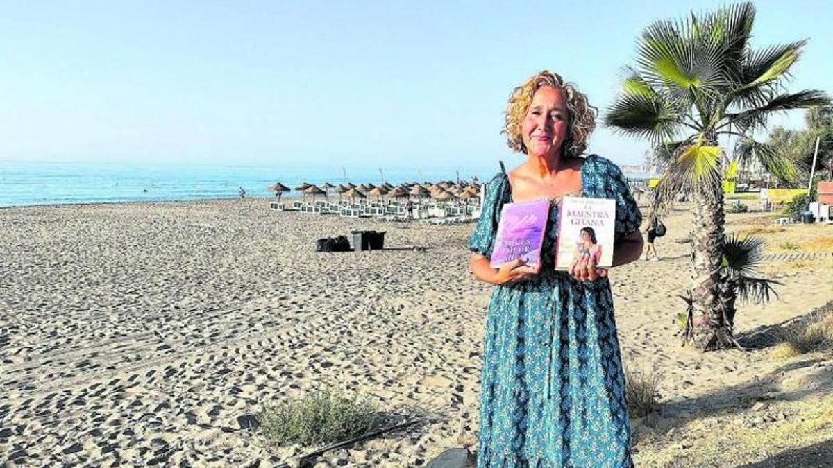 Lola Cabrillana en la playa de Carvajal, Benalmádena, donde se gestan las historias de sus novelas.