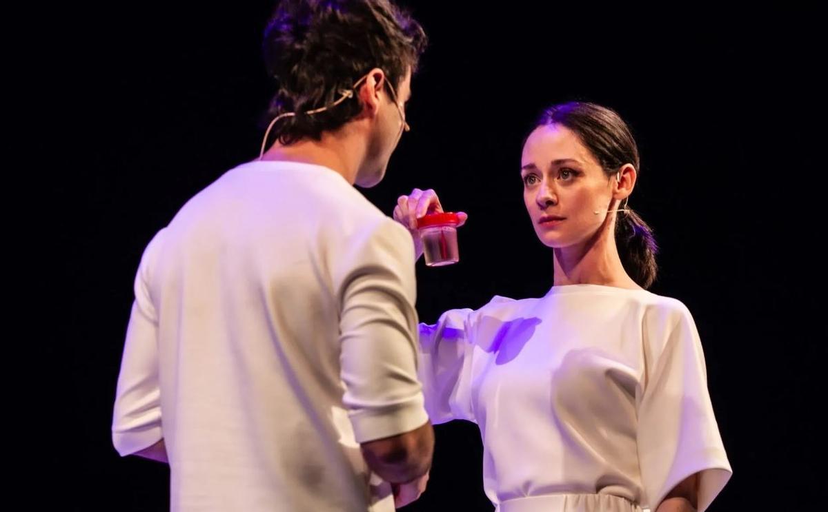 La actriz Elena Rivera, en un momento de la obra ‘El efecto’, que cerrará la temporada invernal en San Javier.