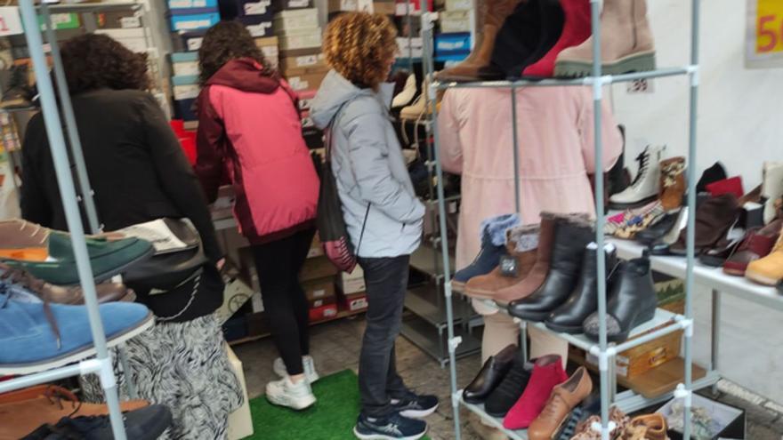 La III Feria del Stock de Benavente anima las compras en el centro, a pesar de la lluvia