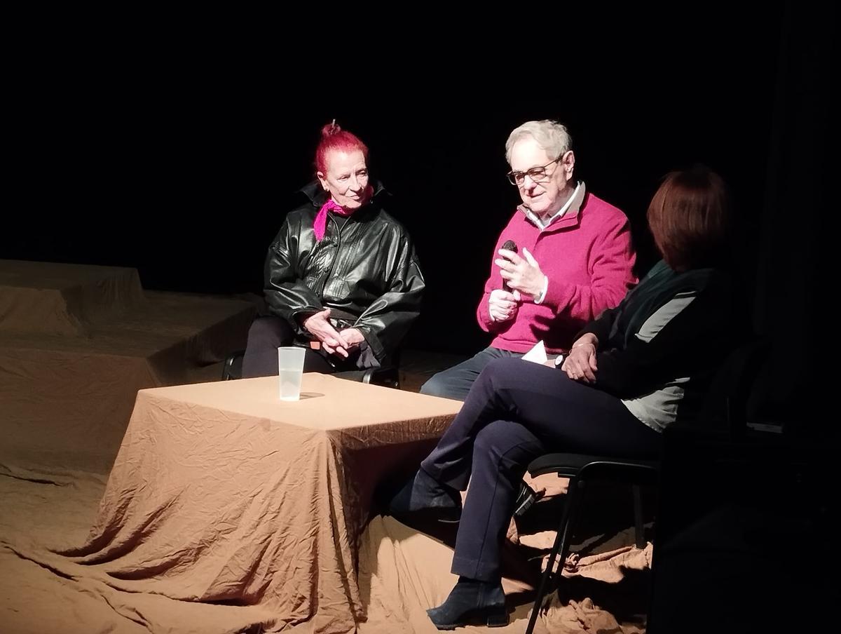 Gabriel Janer Manila, junto a Caterina Garcias y Francina Jaume, durante el coloquio sobre 'Faula' en Bunyola