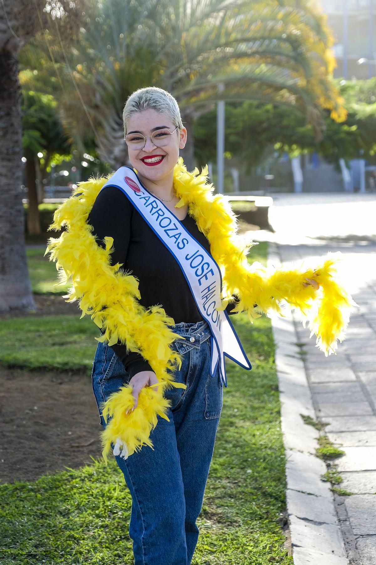 Cynthia Morillo Clavijo, candidata a Reina de Carnaval 2024 posa con una boa de plumas.