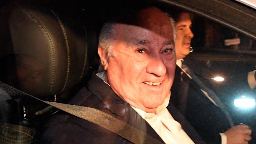 Amancio Ortega en la salid de la boda de su hija.