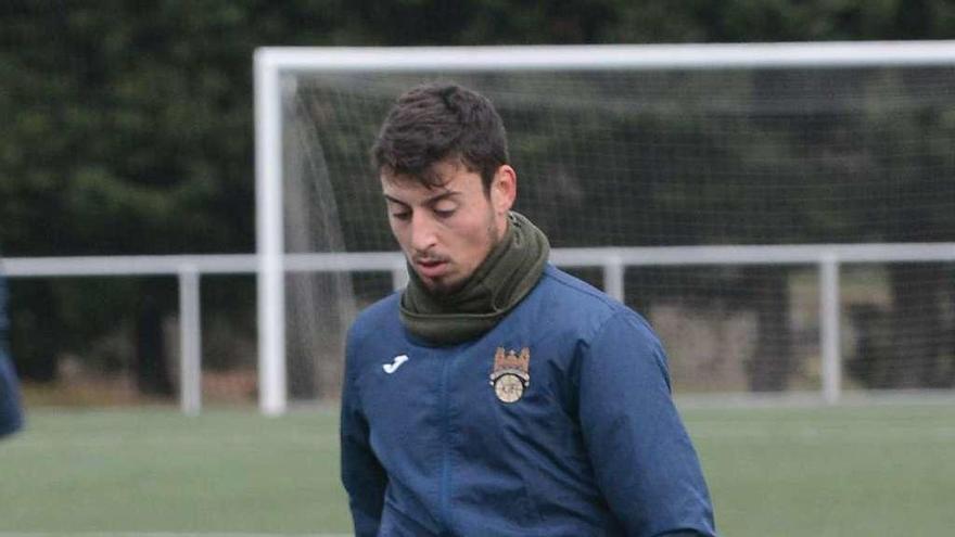 Kevin Presa entrenando en el campo de A Xunqueira. // Rafa Vázquez