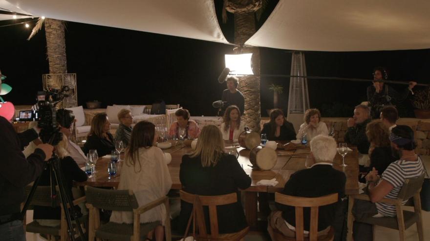 Fotograma del documental en el que más de una quincena de personalidades de Eivissa dialogan sobre el ‘cant pagès’.