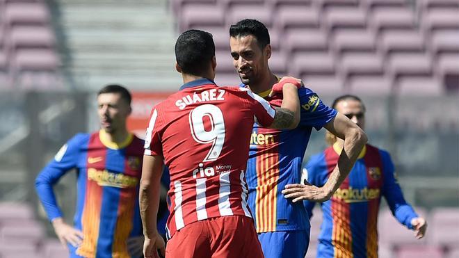Luis Suárez saluda a su excompañero, Sergio Busquets, en su regreso al Camp Nou
