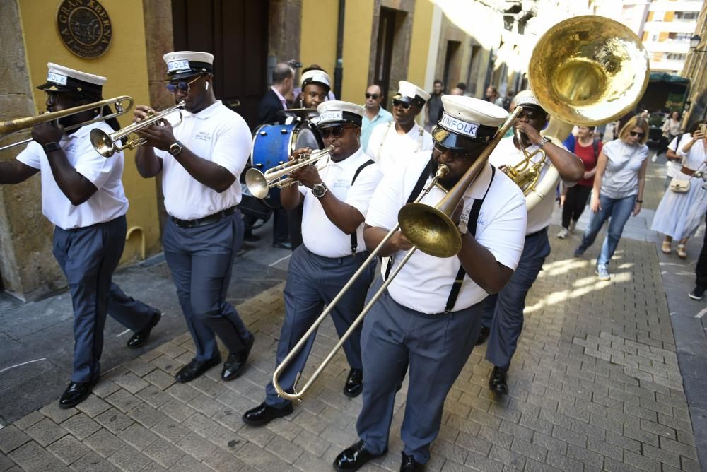 Pasacalles de la banda de Nueva Orleans Kinfok Brass Band