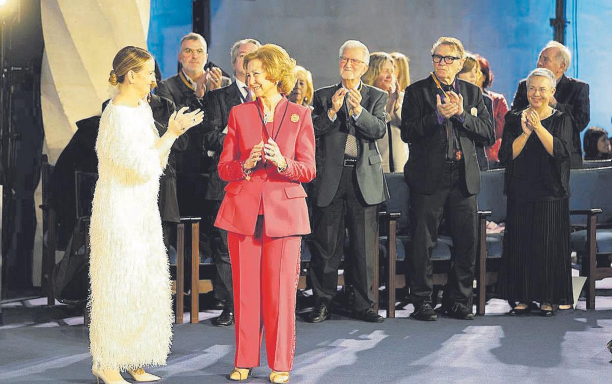 La reina Sofía recibiendo la Medalla de la Comunidad Autónoma. | MANU MIELNIEZUK