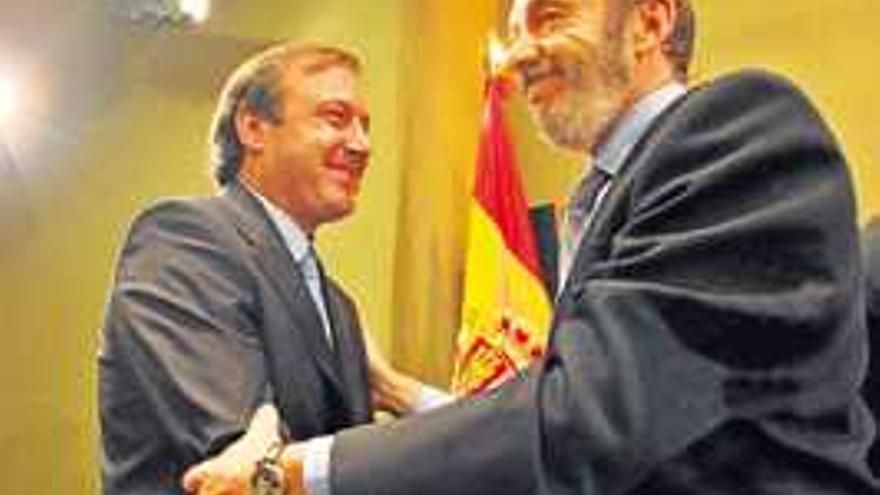 Rubalcaba y Mesquida tras prometer su cargo en 2006.