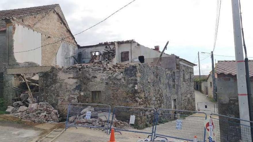 Estado en el que se encontraba ayer el edificio, en parte ya demolido. // Faro