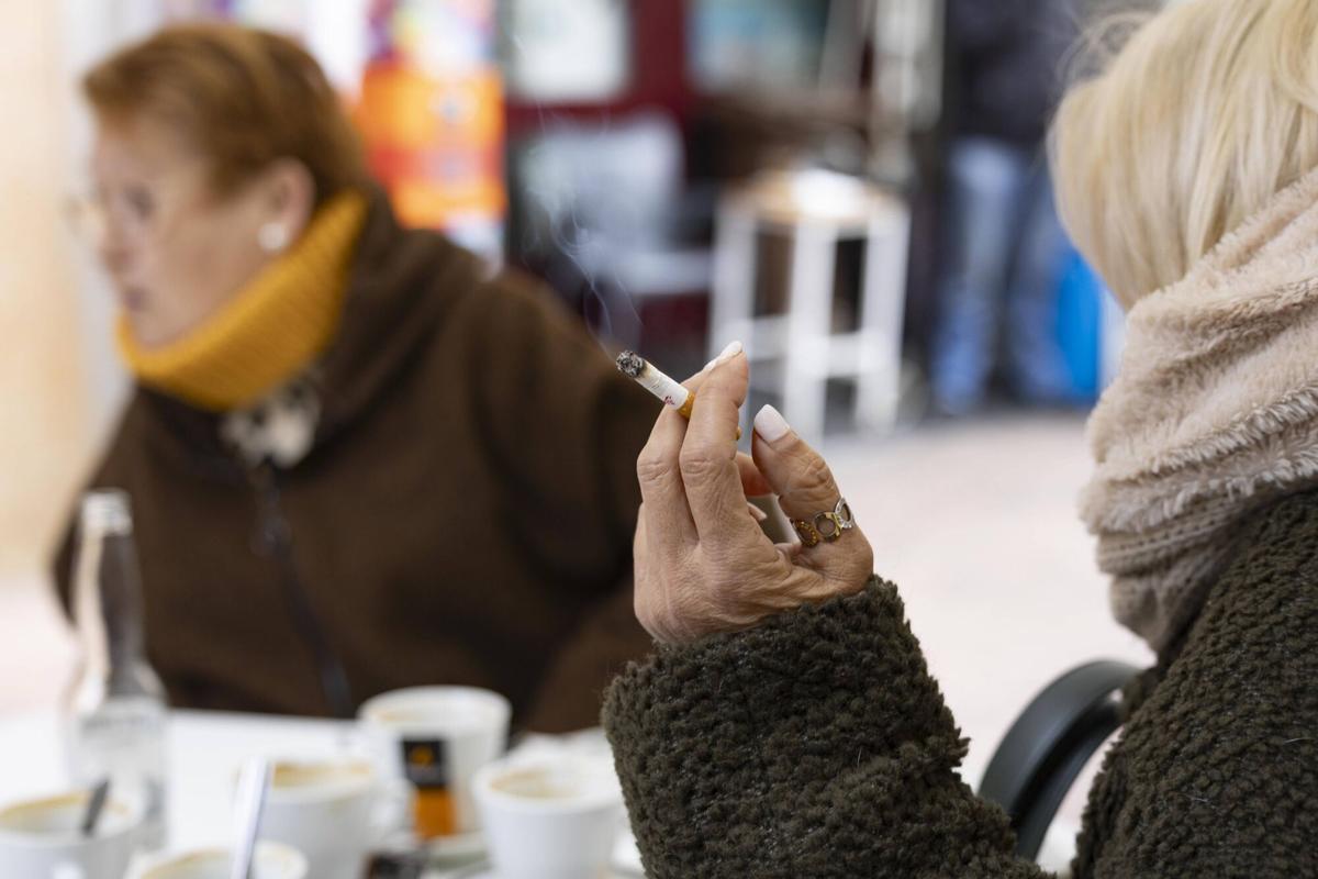 Fumadora de tabaco en una plaza en una ciudad de España.