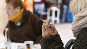 València, Alzira. RBR Fumadora de tabaco en una plaza de Alzira