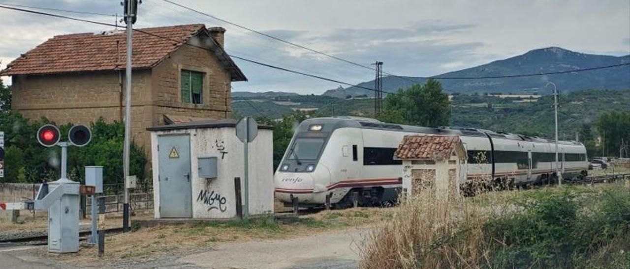 El paso del tren por la estación de Ayerbe.