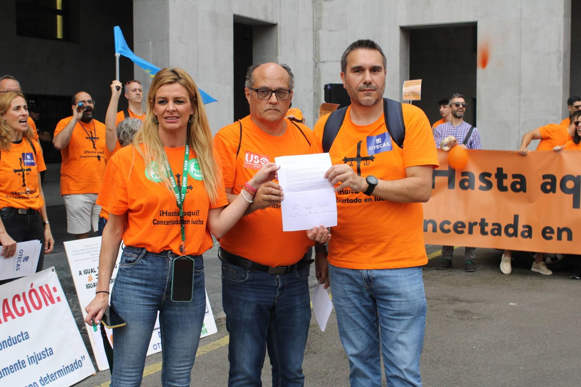 Así fue la multitudinaria marcha naranja de la concertada en Asturias