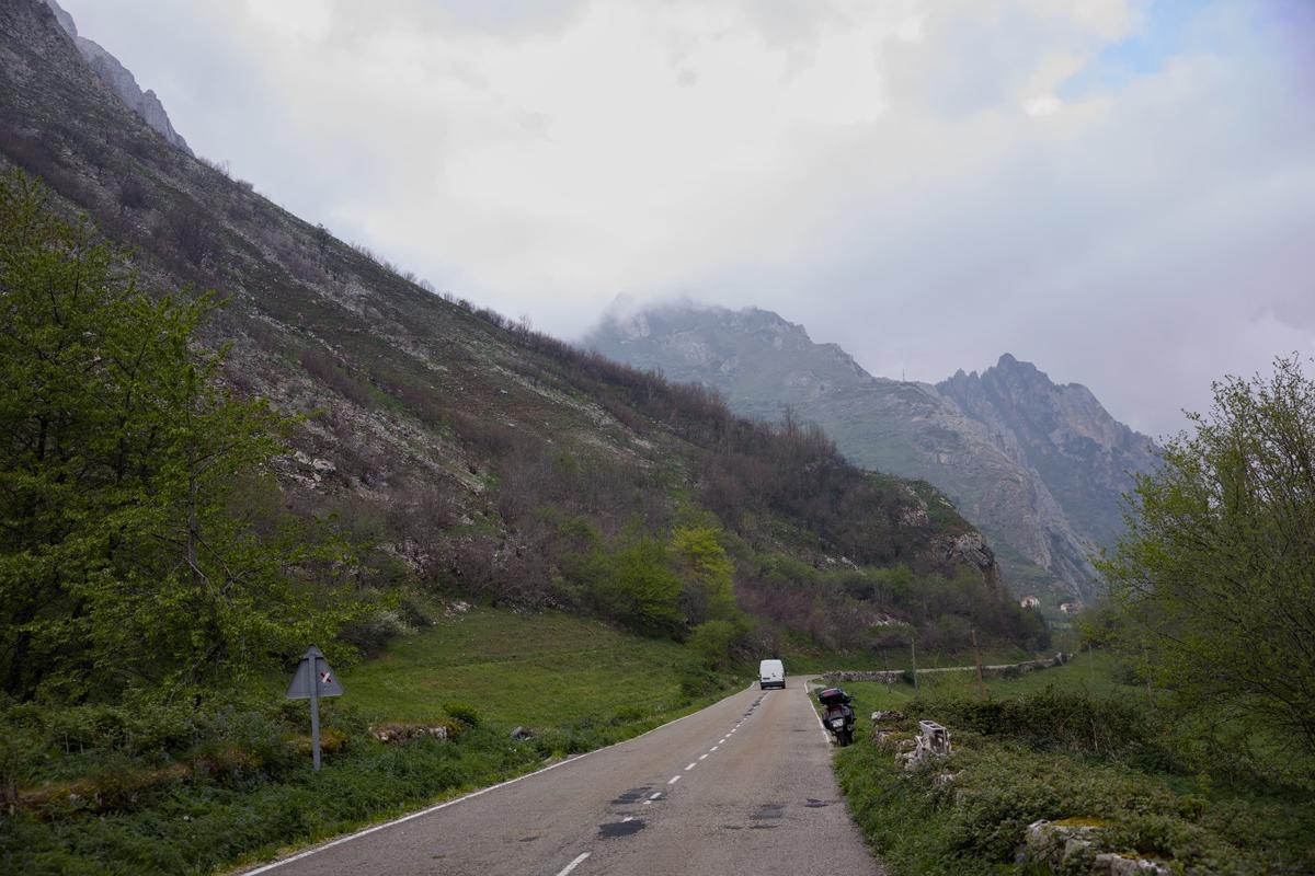 La carretera del Puerto de Somiedo, a la altura de Caunedo, en abril de 2026