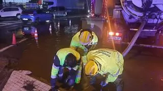 La lluvia obliga a achicar agua en Plasencia durante horas a cinco dotaciones de bomberos