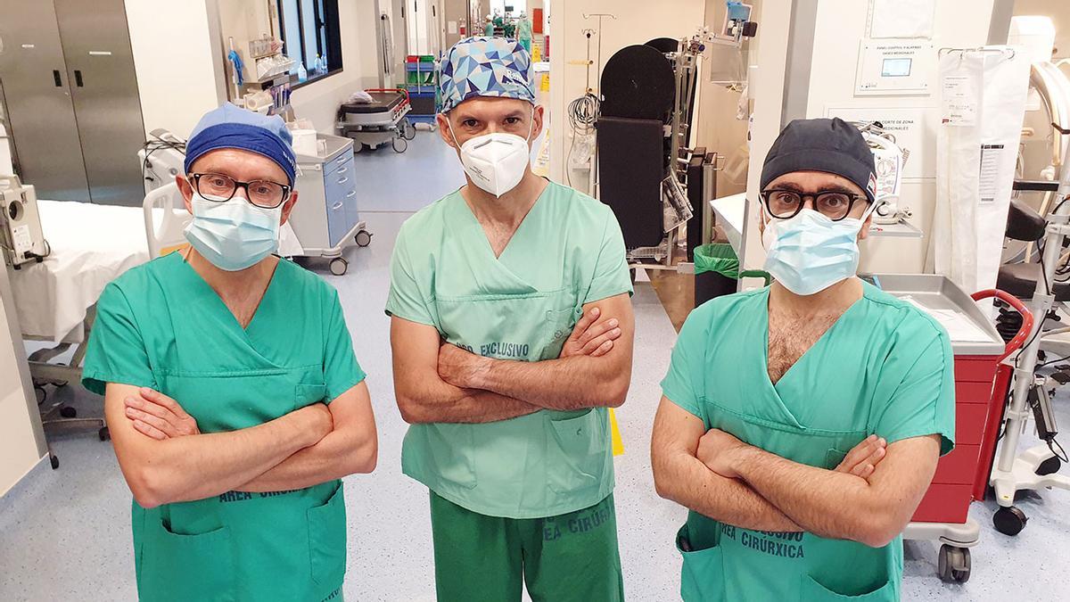 Desde la iz. los doctores Legarra, Encisa de Sá y Vidal, cirujanos en esta operación