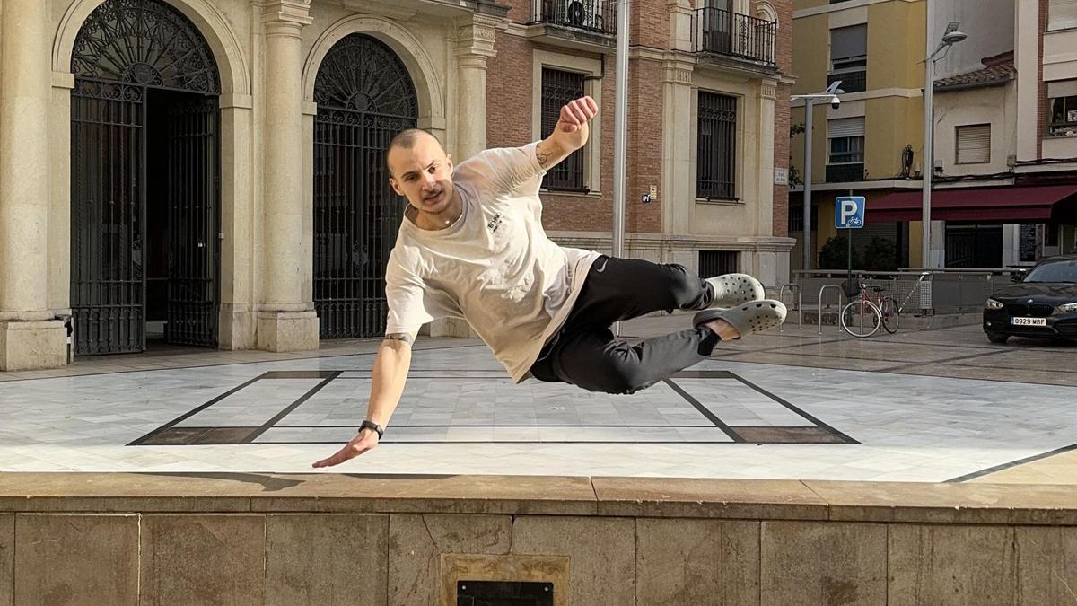 Luis Craciun, saltando un obstáculo en la plaza la Aulas, de Castelló